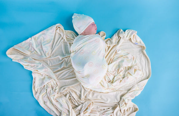 Dream Big Little Co PASTEL SMILES DREAM SWADDLE & BEANIE